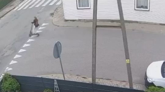 13-latka na hulajnodze elektrycznej wjechała w auto. Groźne zdarzenie w Augustowie