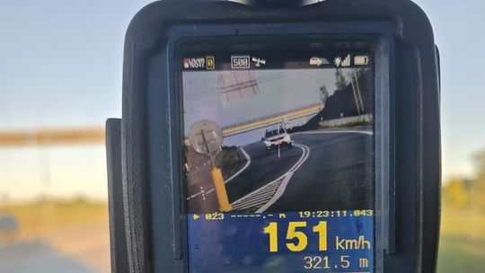 47-latek pędził Dacią 151 km/h w powiecie augustowskim. Stracił prawo jazdy i odpowie przed sądem