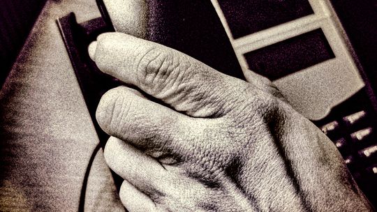 77‑latka straciła kilkadziesiąt tysięcy. Policja apeluje o ostrożność