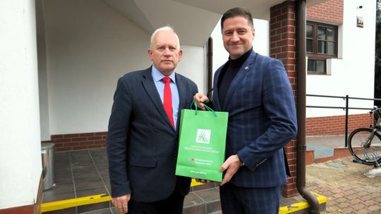 Od lewej: Kierownik augustowskiej KRUS Jarosław Szlaszyński i poseł na Sejm RP Jacek Niedźwiedzki.