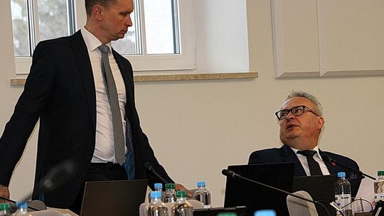 Aneks po terminie. Sieczkowski i Czerwiński podpisali aneks 3 dni po upływie terminu umownego