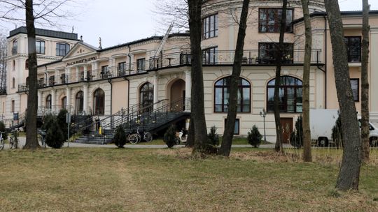 Na zdjęciu: "Pałac na Wodzie", jedno z augustowskich sanatoriów.