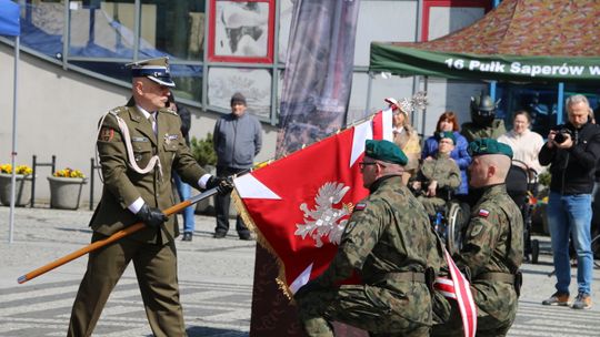 Augustowscy saperzy świętowali po raz pierwszy. Uroczyste przekazanie chorągwi (foto i video)