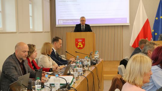 Burmistrz Mirosław Karolczuk podczas sesji rady miejskiej w Augustowie z 30 października 2025 roku, na której obecna była również Magdalena Sokołowska - ówczesna kierownik wydziału inwestycji.