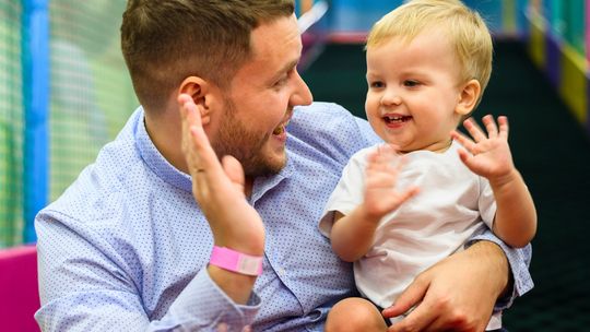 Coraz więcej mężczyzn korzysta z urlopu rodzicielskiego, ale coraz mniej – z urlopu ojcowskiego