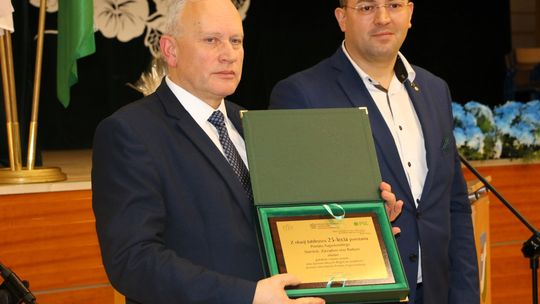 Jarosław Szlaszyński z pamiątką z okazji 25-lecia powiatu.
