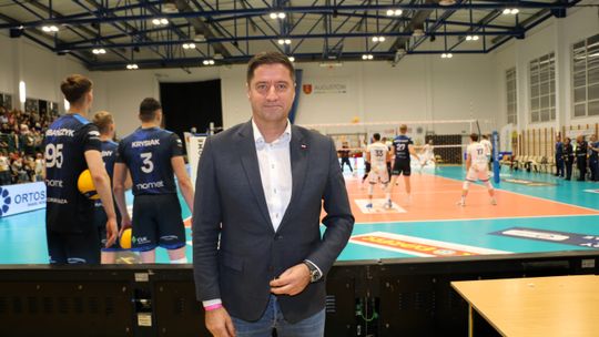 Poseł Jacek Niedźwiedzi na meczu KS Necko Augustów.