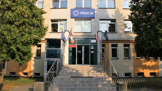 Groźny wypadek na trasie Augustów–Lipsk. Motocyklista uderzył w tył auta