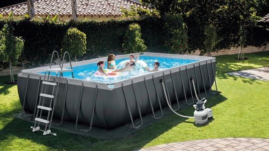 Ile naprawdę kosztuje utrzymanie basenu w ogrodzie? Fakty, liczby i realne wydatki