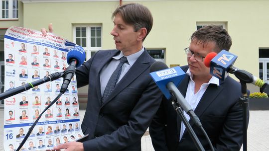 Marcin Kleczkowski pokazuje archiwalny plakat komitetu związanego z lewicą, na którym widoczny jest  Mirosław Karolczuk.