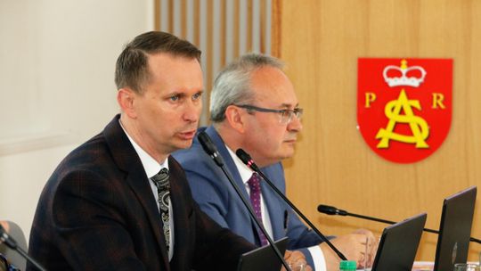 Pochodzący z Suwałk zastępca burmistrza Sławomir Sieczkowski (na zdjęciu z lewej) potrafił przypomnieć swoim oponentom, że nie pochodzą z Augustowa. Używał takich argumentów w dyskusjach z Leszkiem Cieślikiem, czy z byłą radną Aleksandrą Sigillewską. I zwykle miało to pejoratywny wydźwięk.