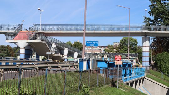 Kładka nad ul. 29 Listopada w Augustowie rdzewieje. Jej stan budzi niepokój (foto i video)
