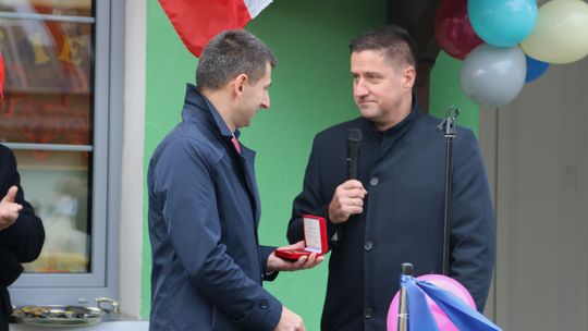 Na zdjęciu: Poseł Jacek Niedźwiedzki (po prawej) i wójt gminy Sztabin Jarosław Karp, podczas otwarcia placówki.
