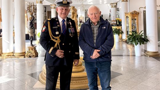 Na zdjęciu: Bogusław Falkowski i Leszek Miller wewnątrz "Pałacu na Wodzie", w trakcie odwiedzin byłego premiera w Augustowie.