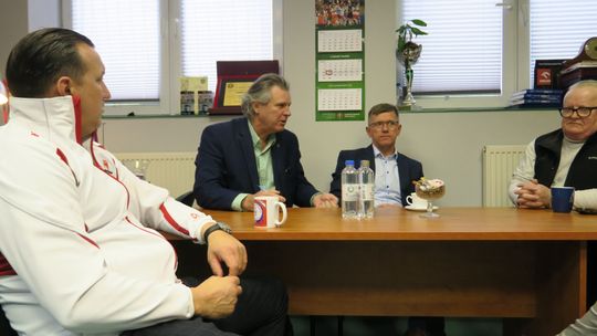 Od lewej: Znakomity kajakarz Marek Twardowski, prezes klubu Sparta Augustów Zdzisław Sadowski, ówczesny kandydat na urząd burmistrza Augustowa Andrzej Zarzecki i mistrz olimpijski z Sapporo Wojciech Fortuna.