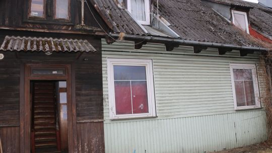 Mieszkańcy Turystycznej 39 w Augustowie walczą z uciążliwym zapachem wychodka na klatce schodowej