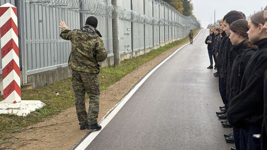 Młodzież z Augustowa odwiedziła granicę i poznała kulisy służby