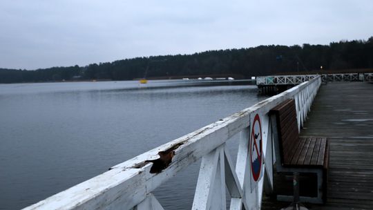 Taki wizerunek popularnej atrakcji Augustowa to kpina.