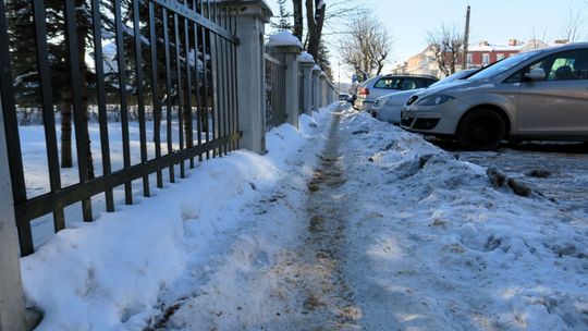 Przejście taką trasą np. do parkometru jest aktualnie nie lada wyzwaniem.