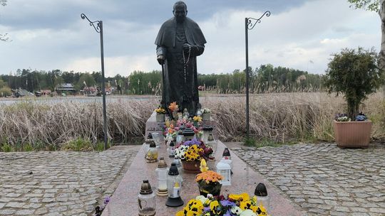 Po półtoragodzinnej podróży statek dopłynął do Sanktuarium Maryjnego w Studzienicznej i papież opuścił pokład w miejscu, gdzie dziś znajduje się pomnik.