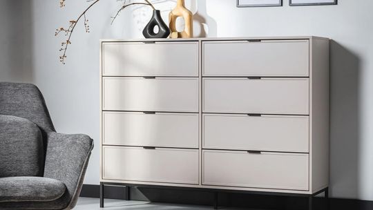 Perfekcyjna organizacja w komodzie z szufladami: metody KonMari i inne systemy porządkowania