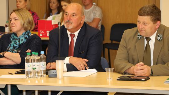 Dariusz Szkiłądź (w środku) interweniuje w imieniu mieszkańców Augustowa.