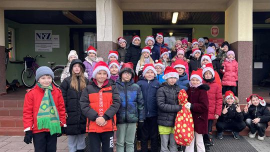 Pocztówki miłości: uczniowie ZSP nr 2 rozdali świąteczną radość mieszkańcom Augustowa