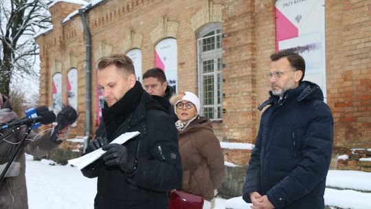 Krzysztof Truskolaski (na pierwszym planie) prezentuje odpowiedź otrzymaną od PKP.