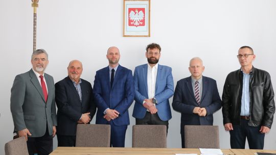 Uroczyste podpisanie umów na modernizację dróg w gminie Lipsk.