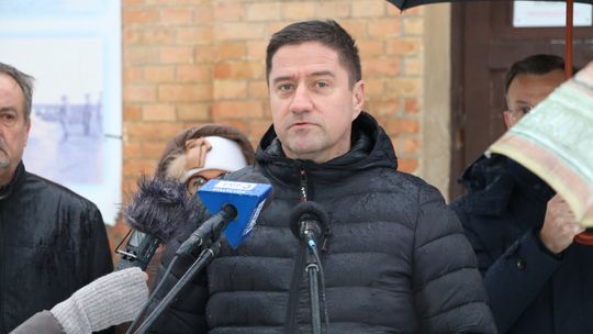 Na zdjęciu: Poseł Jacek Niedźwiedzki, czyli ojciec sukcesu remontu augustowskiego dworca kolejowego, podczas konferencji prasowej na dworcu w Augustowie.