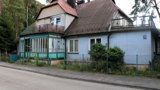 "Budynek jest aktualnie ogrodzony, opustoszały i niszczeje, bo jeżeli się go nie użytkuje i nie ogrzewa, to wiadomo co się z nim dzieje pod względem stanu technicznego" -mówił na sesji radny Andrzej Zarzecki.