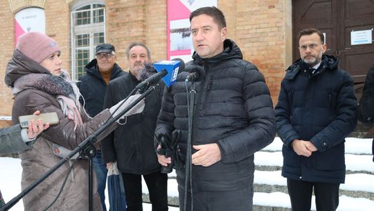 Na zdjęciu: Poseł Jacek Niedźwiedzki przed budynkiem dworca kolejowego w Augustowie.