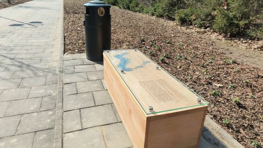 Marian Dyczewski krytykuje skrzynie zlokalizowane nieopodal jeziora Necko.