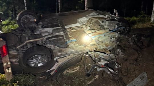Śmiertelny wypadek w Przewięzi. Kierowca BMW zginął po uderzeniu w drzewa na trasie Augustów–Sejny