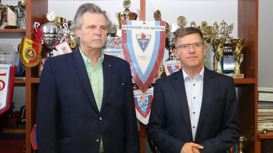 Przed decydującą drugą turą wyborów na urząd burmistrza Augustowa, prezes klubu Zdzisław Sadowski oficjalnie poparł Andrzeja Zarzeckiego, kontrkandydata Mirosława Karolczuka. Czy jest to genezą trwającego konfliktu i wezwań do dymisji zarządu?