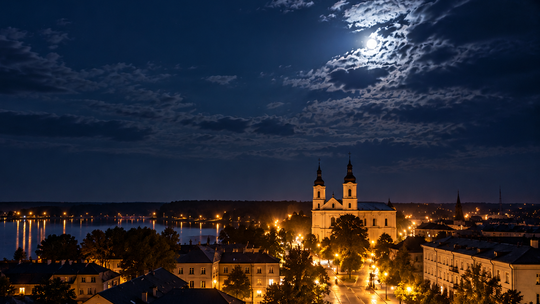 Tajemniczy huk nad Augustowem. Mieszkańcy zgłaszają nocne zdarzenie
