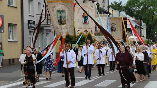 Tłumy wiernych przeszły ulicami miasta [ZDJĘCIA]