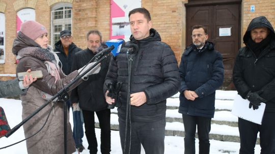 Poseł Jacek Niedźwiedzki (na pierwszym planie) od dawna zabiegał o remont dworca kolejowego w Augustowie.