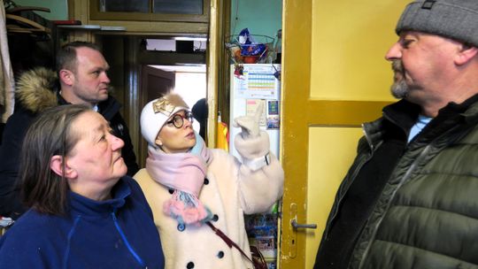 Z interwencją do jednego z budynków w Augustowie przy ulicy 1 Pułku Ułanów Krechowieckich 13, przybyli poinformowani przez mieszkańców augustowscy radni miejscy Izabela Piasecka i Rafał Harasim.