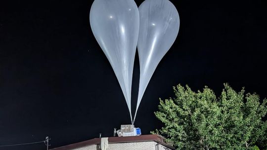 Tysiące paczek papierosów w balonach
