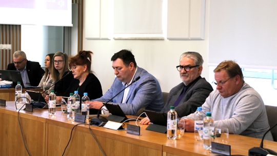 Na zdjęciu: Radni klubu PiS podczas sobotniej sesji rady miejskiej w Augustowie. M.in. radni tego klubu nie zgodzili się na obniżenie stawki mieszkańcom.