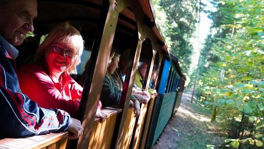 Udany Weekend Seniora z Kulturą w Augustowie: Wigierska kolejka, natura i historia Obławy Augustowskiej