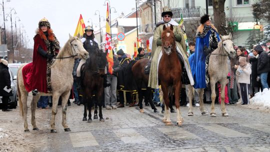 Na czele augustowskiego orszaku maszerowali jeźdźcy konni symbolizujący monarchów.