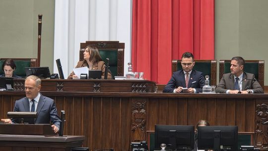 Poseł Jacek Niedźwiedzki (pierwszy po prawej) towarzyszył prezydium Sejmu podczas bardzo ważnego wystąpienia premiera Donalda Tuska w sali plenarnej.