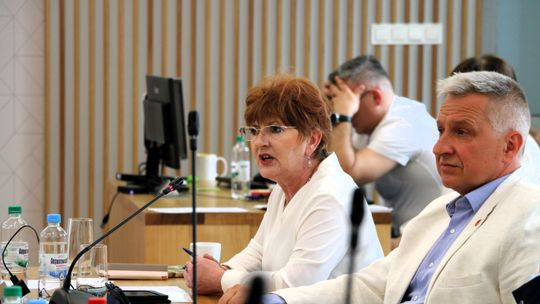 "Całe miasto będzie potraktowane bardzo uczciwie", "Chcę podziękować za projekt tej uchwały" -mówiła Jolanta Oneta Roszkowska z PiS. "Zachęcam wszystkich radnych do głosowania nad projektem uchwały, ponieważ przyniesie to wymierne efekty dla wszystkich mieszkańców" -mówił Dariusz Ostapowicz z PiS.