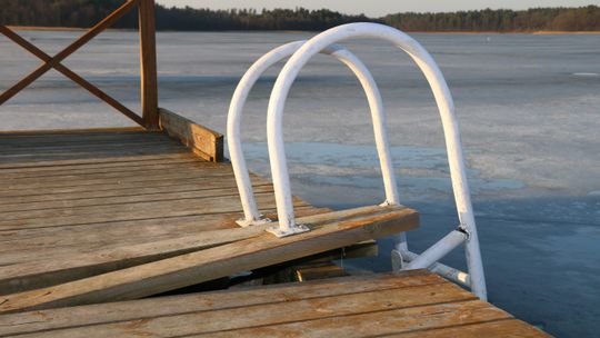 Uszkodzone drabinki i poszycie pomostu na popularnej plaży nad jeziorem Necko.