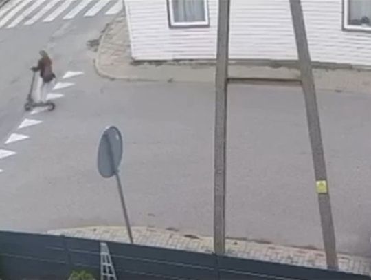 13-latka na hulajnodze elektrycznej wjechała w auto. Groźne zdarzenie w Augustowie