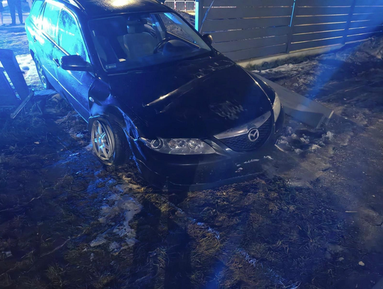 24-latek z ponad 2 promilami wjechał w ogrodzenie firmy