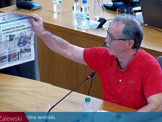 Radny Piotr Zalewski prezentuje niedawne wydanie urzędowego czasopisma.