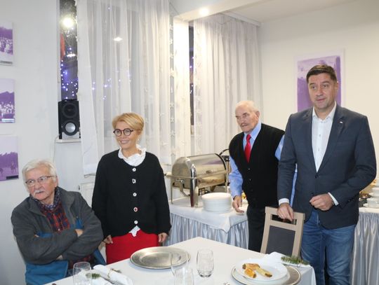 W ostatnim zebraniu TMZA, na którym podjęto decyzję o organizacji obchodów jubileuszu 470-lecia, uczestniczył m.in. poseł Jacek Niedźwiedzki (pierwszy po prawej), reprezentant Augustowa i Ziemi Augustowskiej w Sejmie RP.